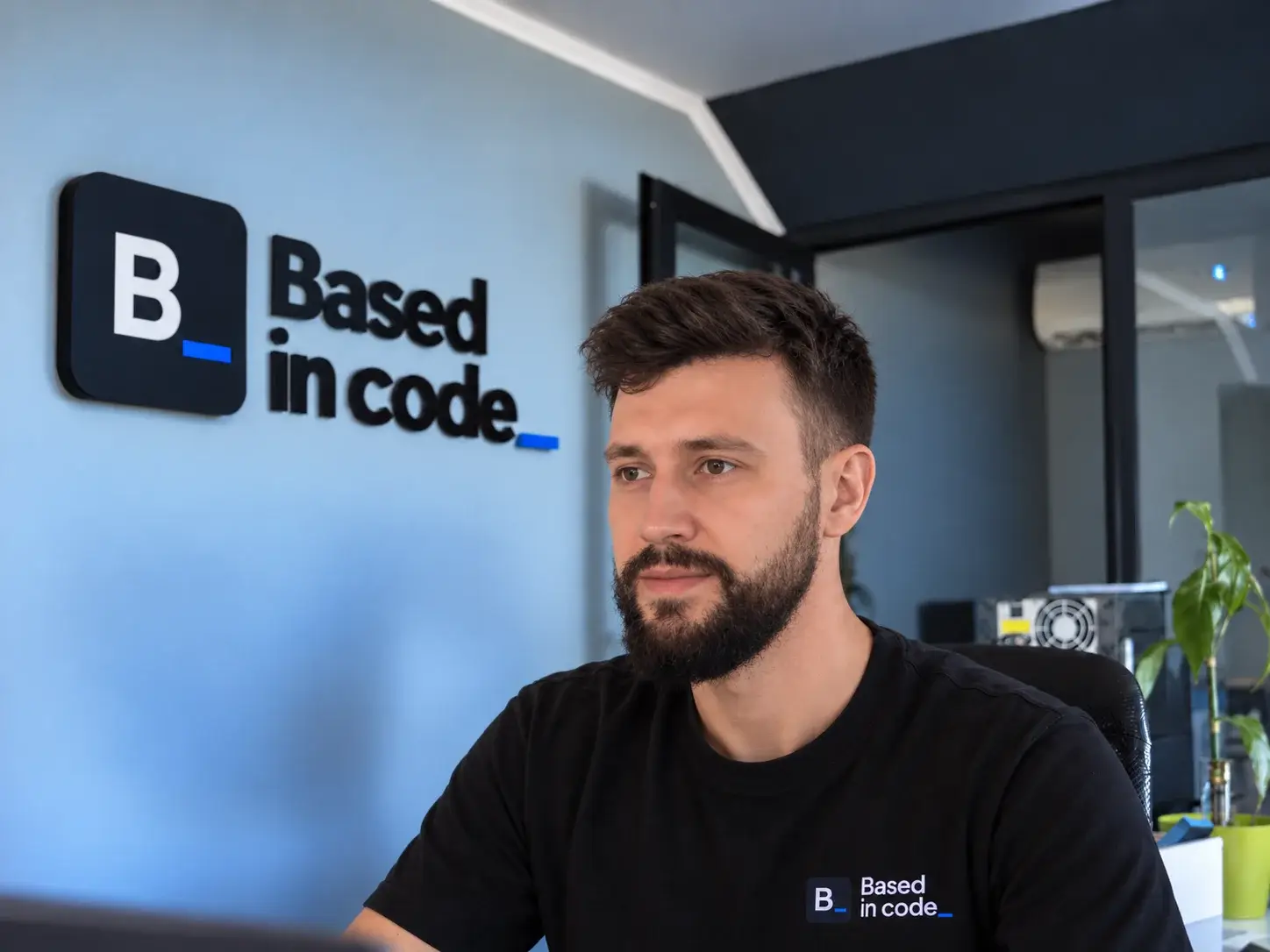 Miembro del equipo de Based in Code trabajando