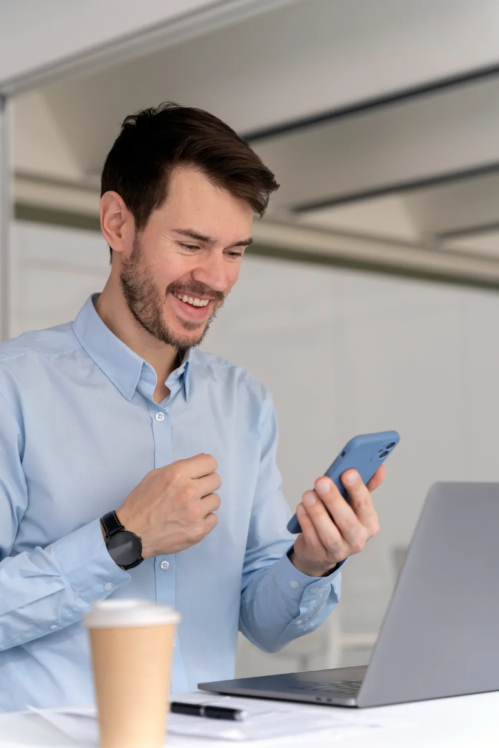 Fondo de la sección de contacto de Based in Code